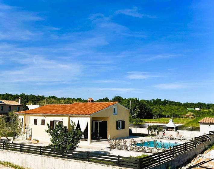Ferienhaus für 5 Personen, mit Pool und Ausblick sowie Balkon und Garten
