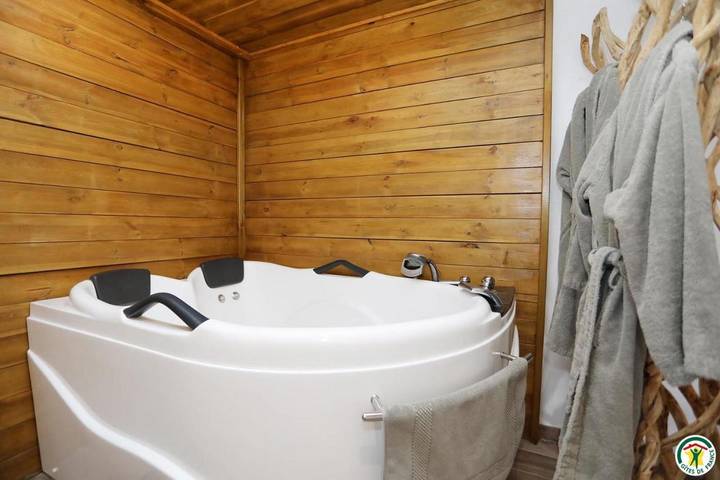 Location de vacances pour 2 personnes, avec Jacuzzi et Terrasse à Jaillans