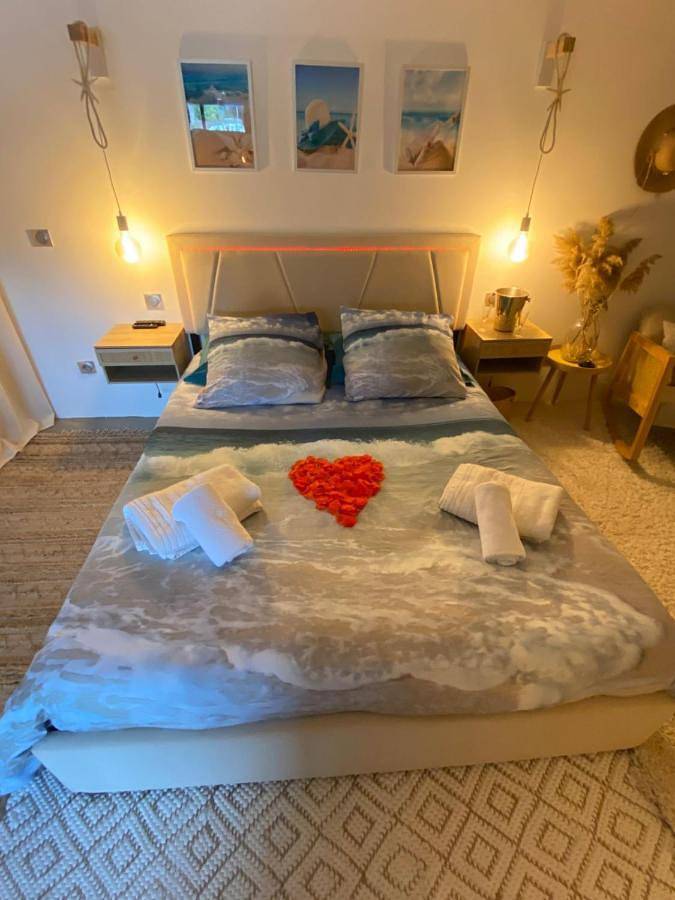 Gîte pour 2 personnes, avec sauna et jacuzzi dans Plage de la Baumette