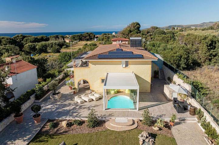 Ferienwohnung für 3 Personen, mit Terrasse und Garten sowie Pool