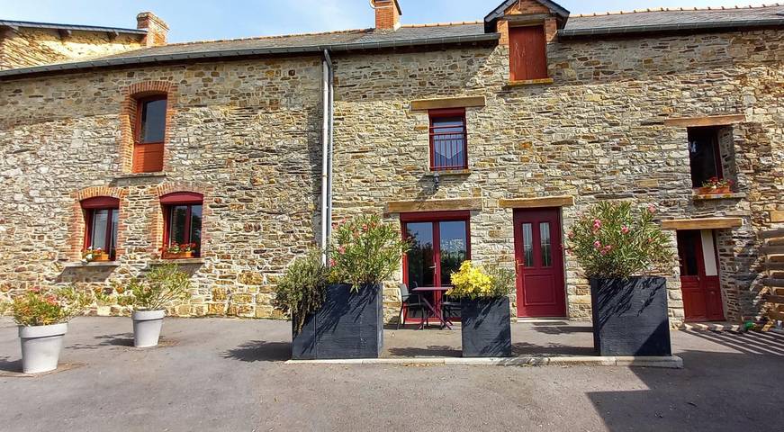 Gîte pour 6 personnes, avec terrasse et jardin à Saint-Senoux