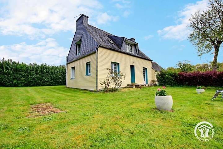 Gîte pour 6 personnes, avec Terrasse ainsi que Jardin et Vue à Glomel