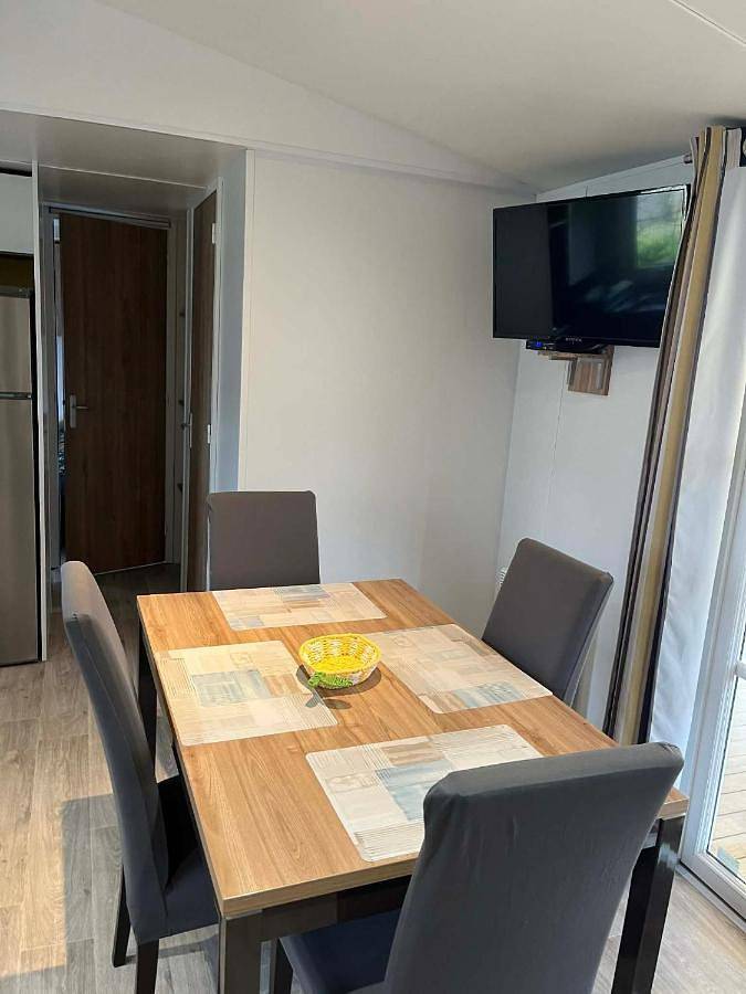 Camping pour 8 personnes, avec Jacuzzi et Terrasse ainsi que Jardin et Piscine à Parentis-en-Born - 2