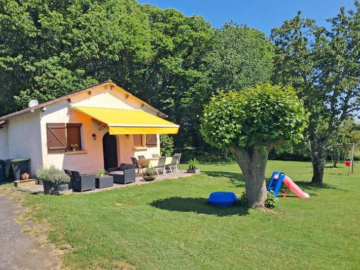 Location de vacances pour 5 personnes, avec vue et jardin à Saint-Pardoux-l'Ortigier