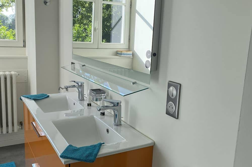 Appartement entier, Appartement rénové au calme dans une maison Anglo normande in Mouvaux, Région de Lille