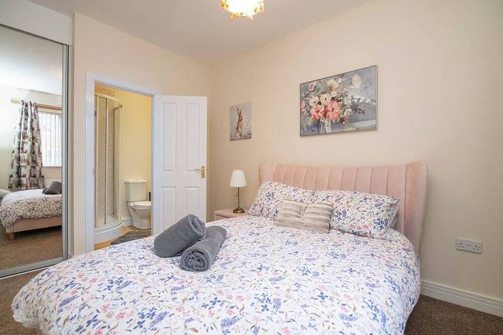 Newly refurbed 5 bed house with Free Parking n Dryer in Birmingham, Birmingham Area