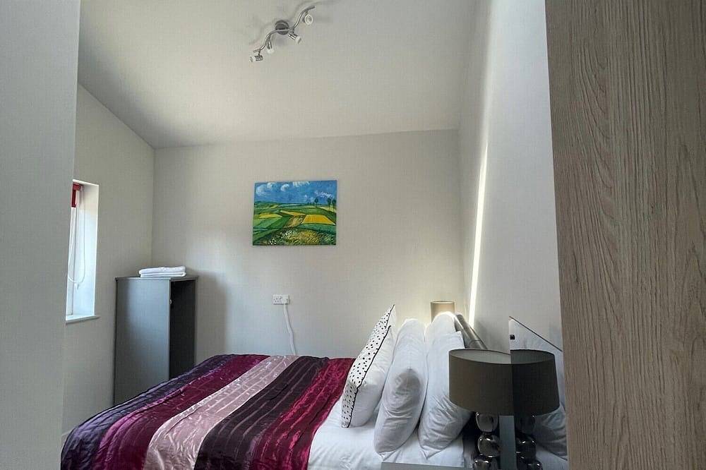 Entire cottage close to Coventry city centre. 4 en-suite bedrooms, gated parking in Coventry, Birmingham Area