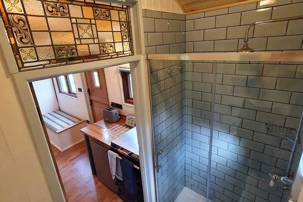 Luxury romantic shepherd's hut - hot tub and Aga in Cornwall