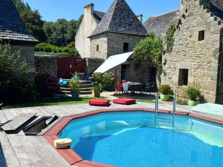 Location de vacances pour 4 personnes, avec piscine et jardin à Cléder