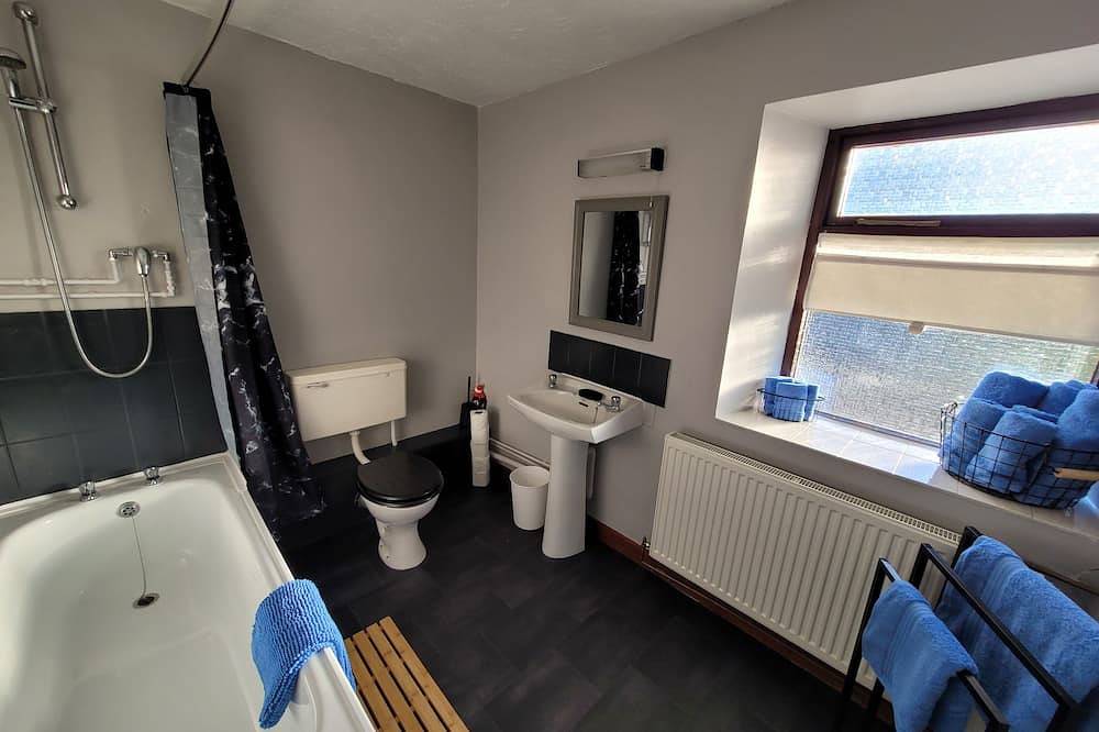 Comfortable character cottage with small garden on smallholding. Pets welcome. in Narberth, Pembrokeshire