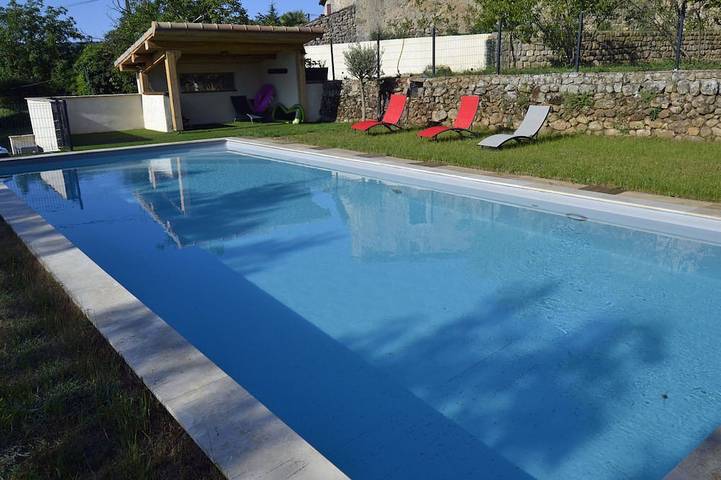 Location de vacances pour 8 personnes, avec jardin à Rosières (Ardèche)