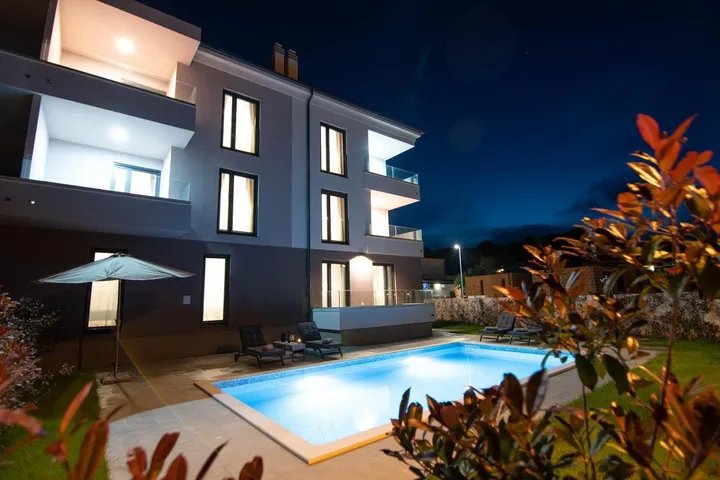 Apartamento de vacaciones para 4 personas, con vistas además de piscina y jardín - 1