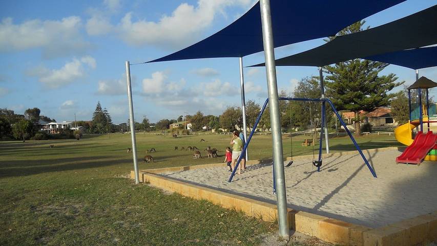 Holiday home for 6 people, with balcony and garden, with pets in Mandurah