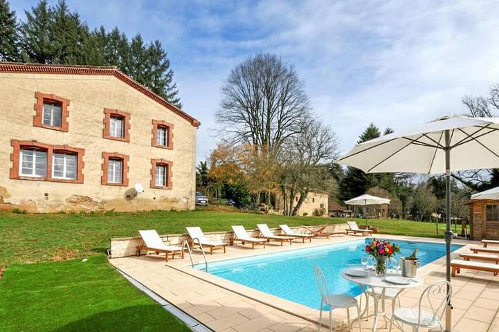 Location de vacances pour 10 personnes dans Saint-Amans-Valtoret