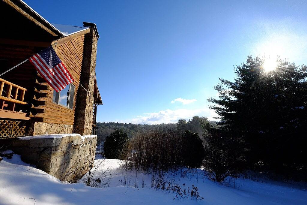 Genießen Sie ein 5 Schlafzimmer, 3 Badezimmer Blockhaus auf 200 privaten Morgen in Tioga County