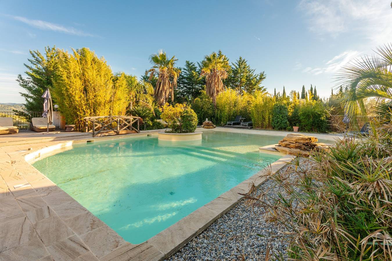 Entire apartment, Le Mas des Bouteillans “La Treille” with Sea View, Wi-Fi, and Air Conditioning in La Cadière-d'Azur, Mediterranean Coast (France)