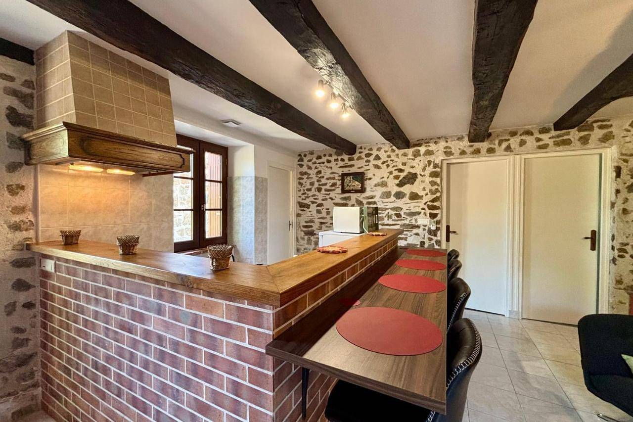 Casa Les Combes - Maison typique climatisé avec jardin in Naves, Région de Tulle