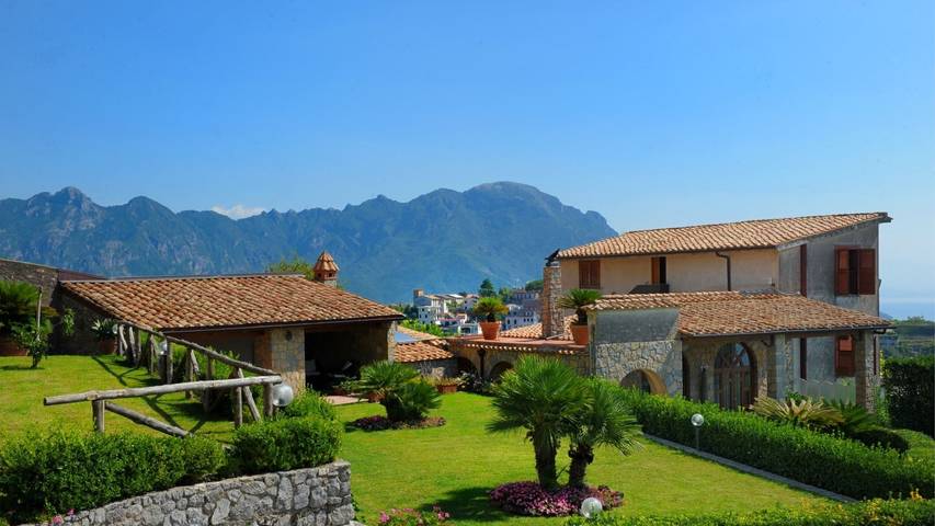 Location de vacances pour 10 personnes, avec jardin ainsi que terrasse et piscine à Scala - 2