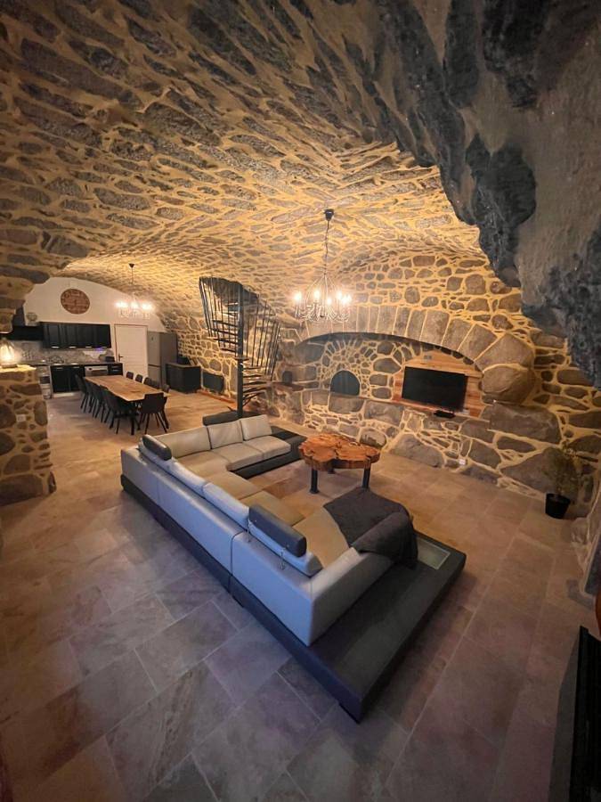 Location de vacances pour 12 personnes, avec Terrasse et Jardin ainsi que Piscine et Vue dans Lunac