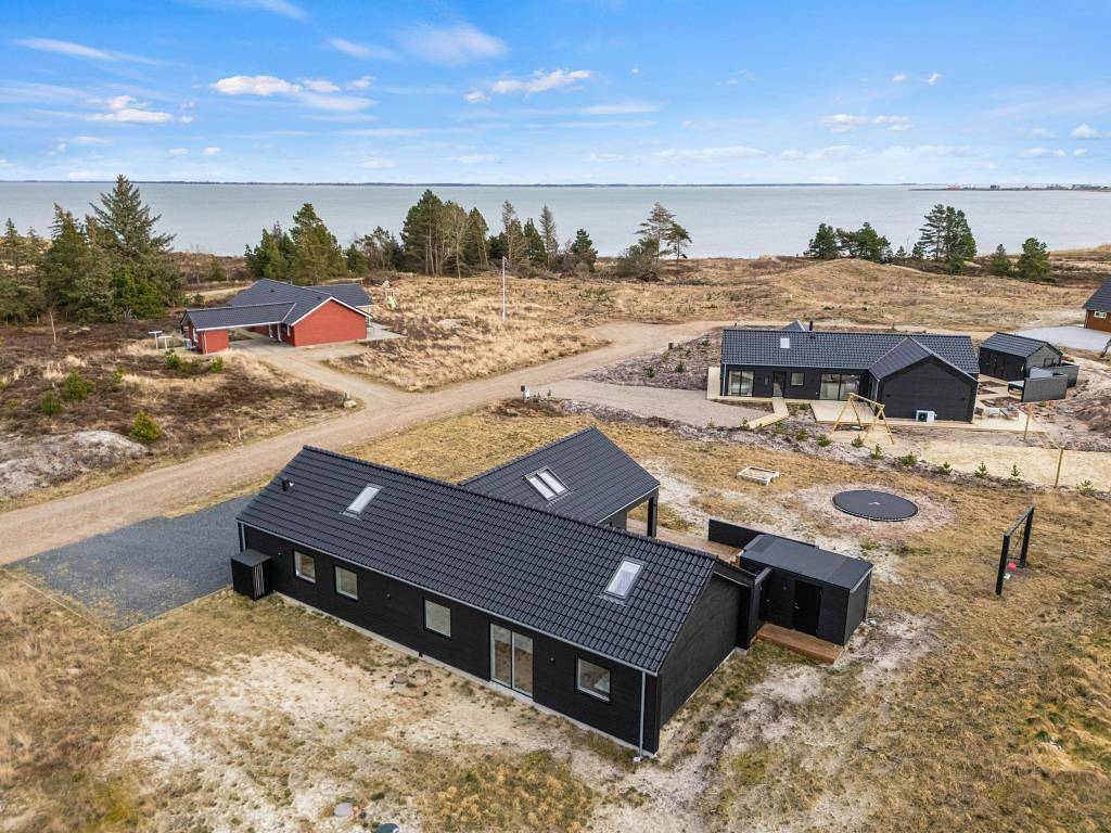 Modern activity house for 12 people by the Wadden Sea in Sønderstrand, Tagholm