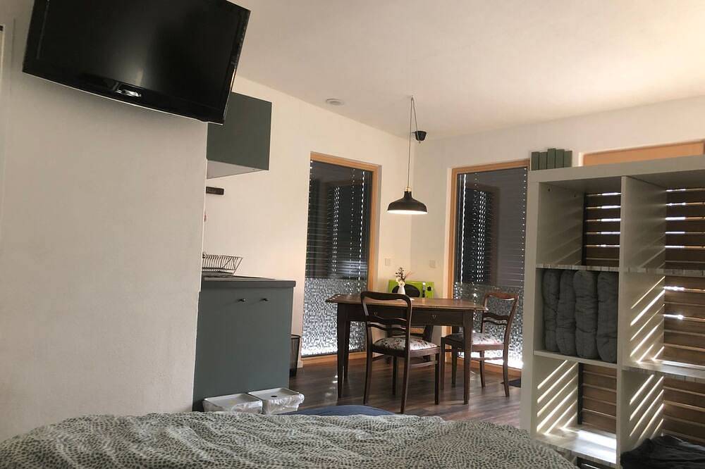 Ganze Wohnung, Ferienwohnung mit 30qm, Schlaf- und Wohnbereich, max. für 2 Personen in Friesenheim, Mittlerer Schwarzwald