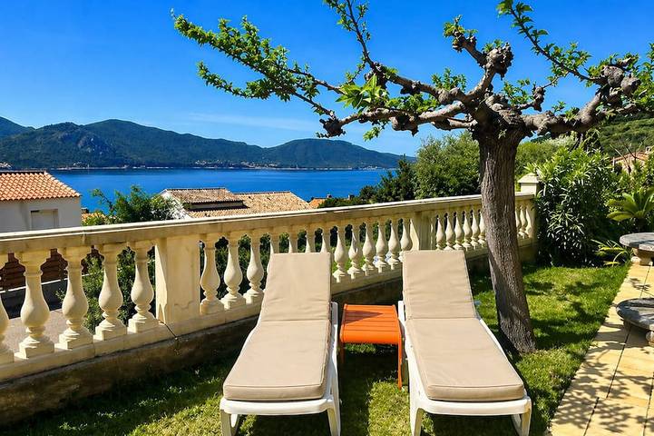 Location de vacances pour 6 personnes, avec terrasse et jardin dans Plage de Lava
