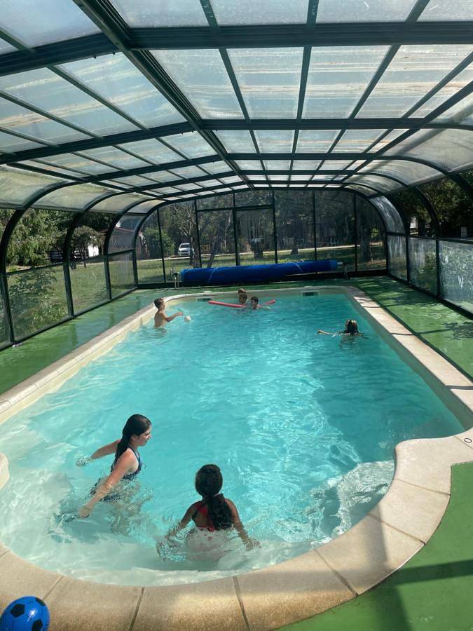 Camping pour 5 personnes, avec terrasse et piscine
