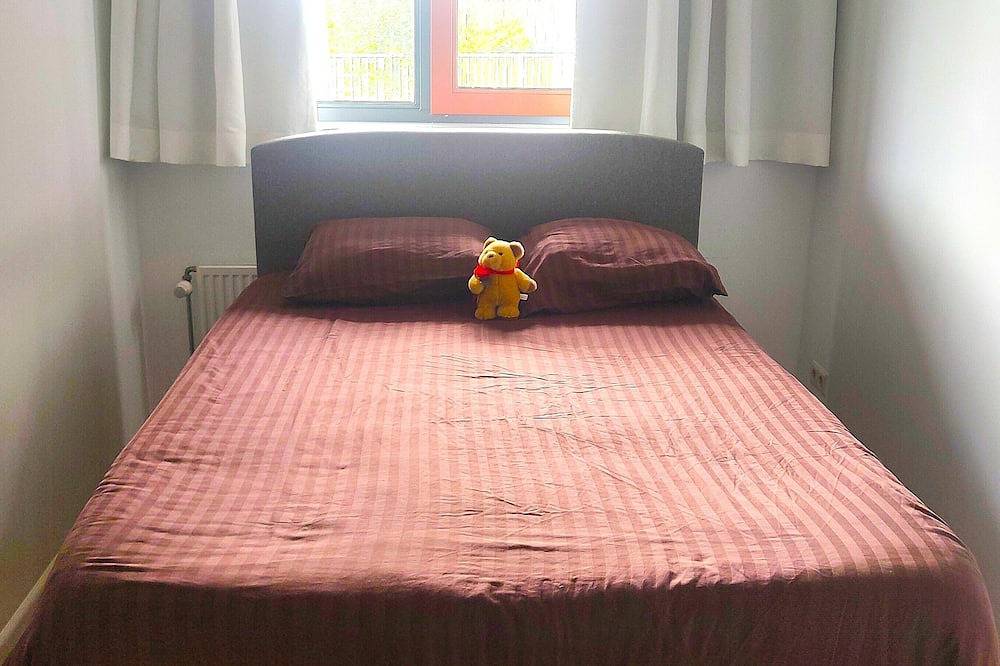 A Cozy Bedroom Space with Two-person Bed in a Charming Home in Delft in Delft, Stadsgewest Haaglanden