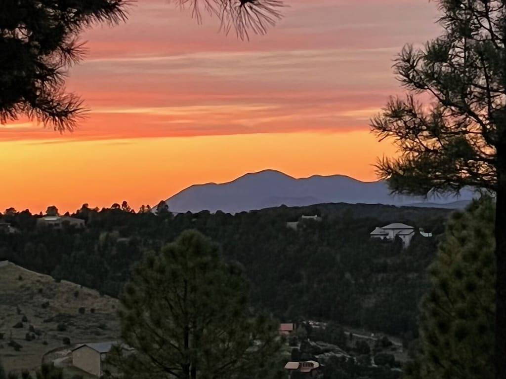 Unglaubliche Aussichten, perfekte Lage, Ski, Golf, Mountain Home in Alto, Ski Apache