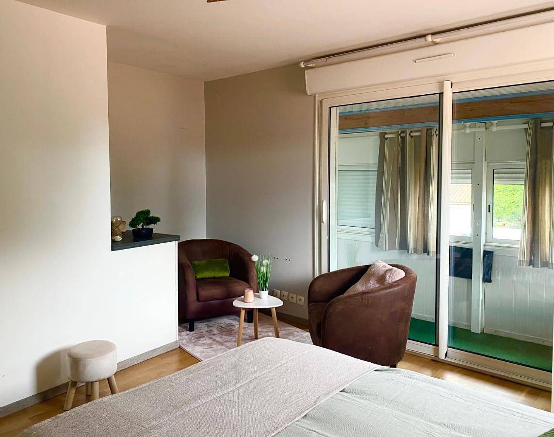 Double Room with Private Bathroom in Saint-Denis-de-Pile, Région de Libourne