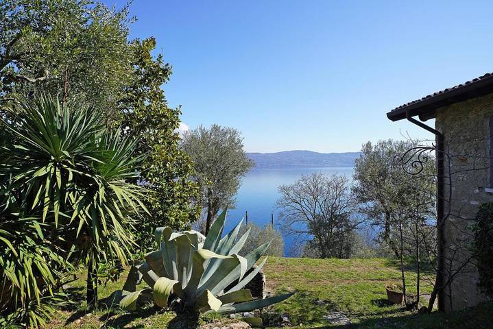 Villa per 11 persone, con giardino e panorama nonché piscina, con animali domestici in Toscolano-Maderno