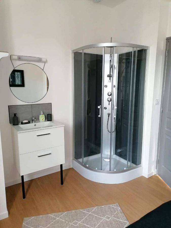 Appartement entier, One-Bedroom Apartment in Noyant, Vallée de la Loire