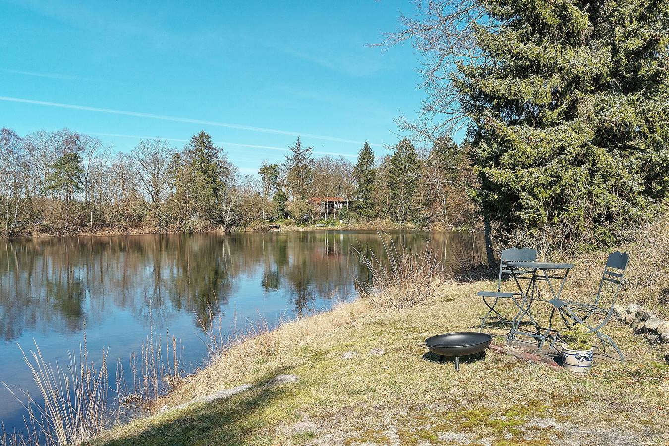 Idyllic lakeside cottage in Grabstede, Bockhorn