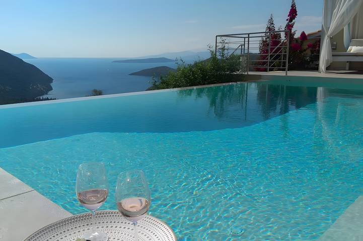 Villa with pool for 7 people, with balcony and garden in Lefkada