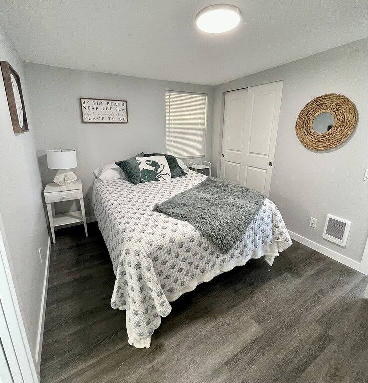 Waterfront Cabin on Camano Island with hot tub and outdoor patio. in Camano