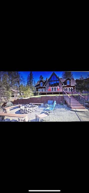 Vacation rental for 20 people, with balcony and hot tub in Shasta Lake