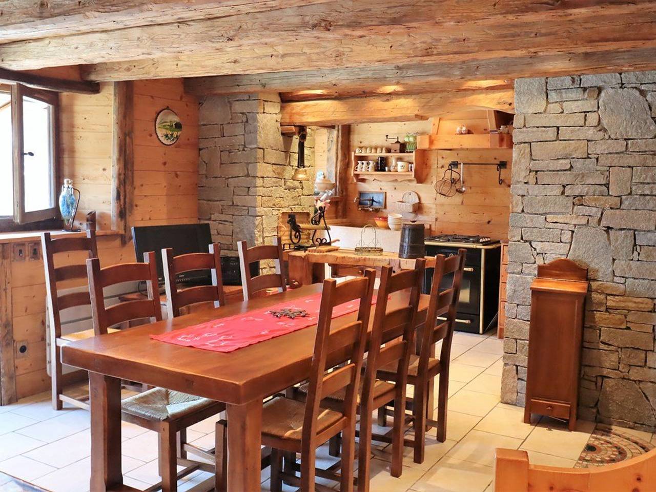 3-room chalet, 6 pers, 2 km from slopes, south-facing, internet in Arêches, Beaufort (Rhône-Alpes)