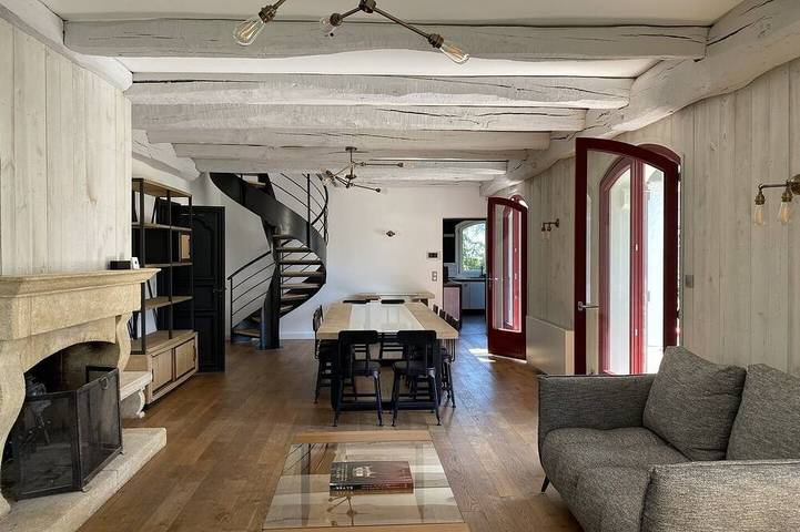 Location de vacances pour 14 personnes, avec terrasse et jardin à Le Pont-de-Beauvoisin
