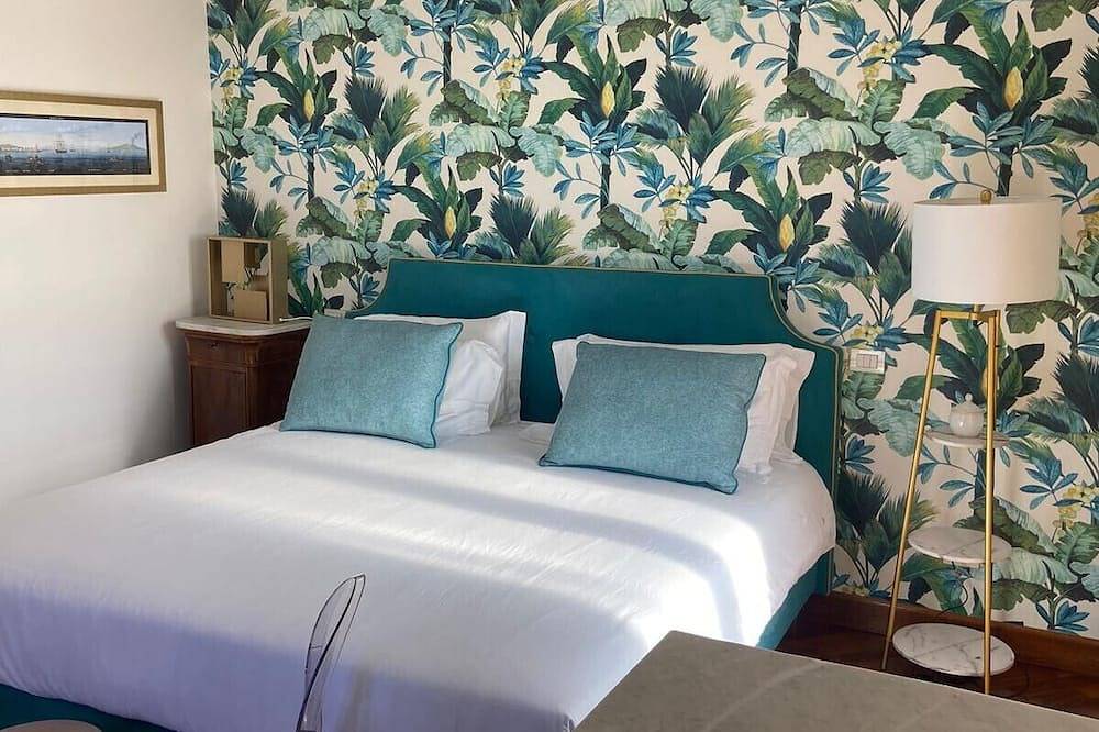 Resort Ravenna- Suite Regina in Sant'Agata sui Due Golfi, Naples Province