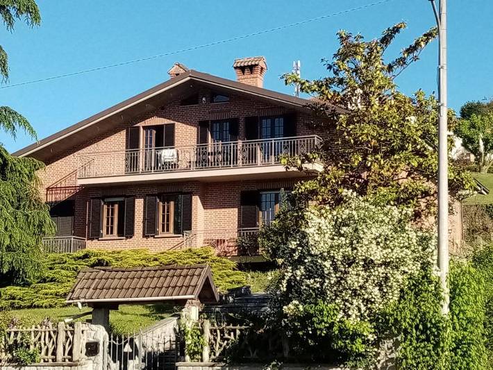 Chambre d’hôte pour 2 personnes, avec Balcon ainsi que Terrasse et Jardin à Castagnole delle Lanze