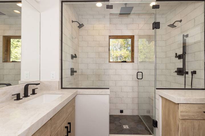 Vacation rental for 10 people, with yard and hot tub, with pets in Big Sky