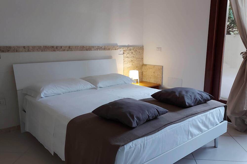 Villa Luigi: Alloggi Indipendenti in Villa con Parcheggio e Giardino in Poggio dei Pini, Capoterra