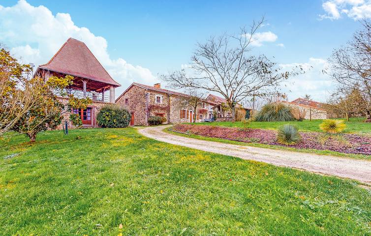 Gîte pour 4 personnes, avec terrasse ainsi que jardin et piscine à Bussière-Badil