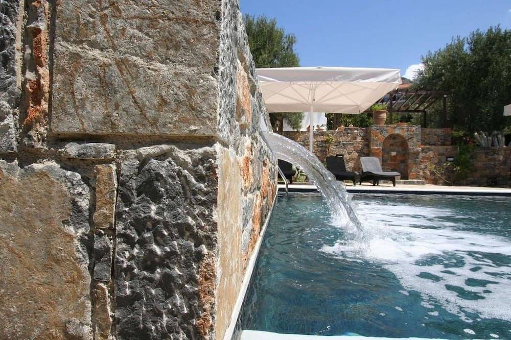 Ganze Wohnung, Wohnung mit Pool im Blumenparadies in Ίστρον, Lasithi