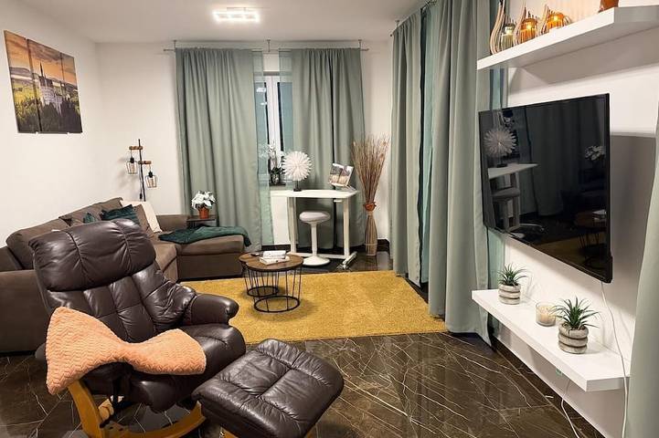 Ferienwohnung für 4 Personen, mit Whirlpool und Balkon in Weinstadt