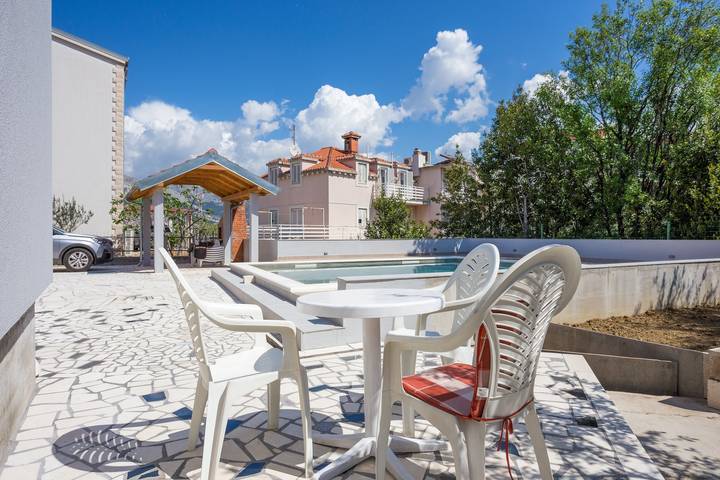 Ferienwohnung für 2 Personen, mit Balkon/Terrasse und Pool in Split