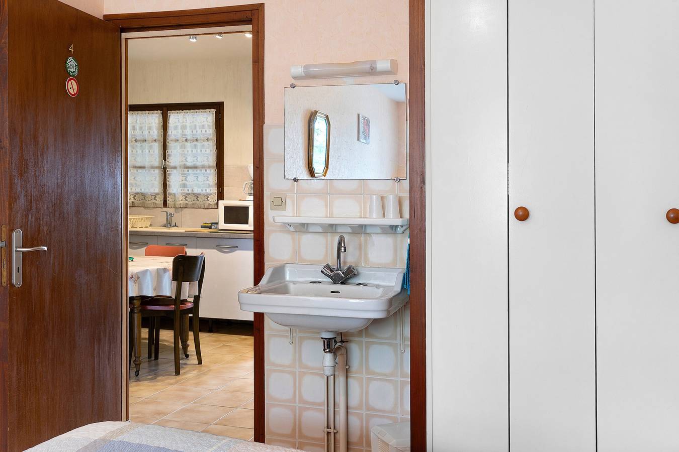 Bed and Breakfast 'Chambre D'hôtes Rose' with Shared Terrace, Private Garden and Wi-Fi in Semussac, Saintes region