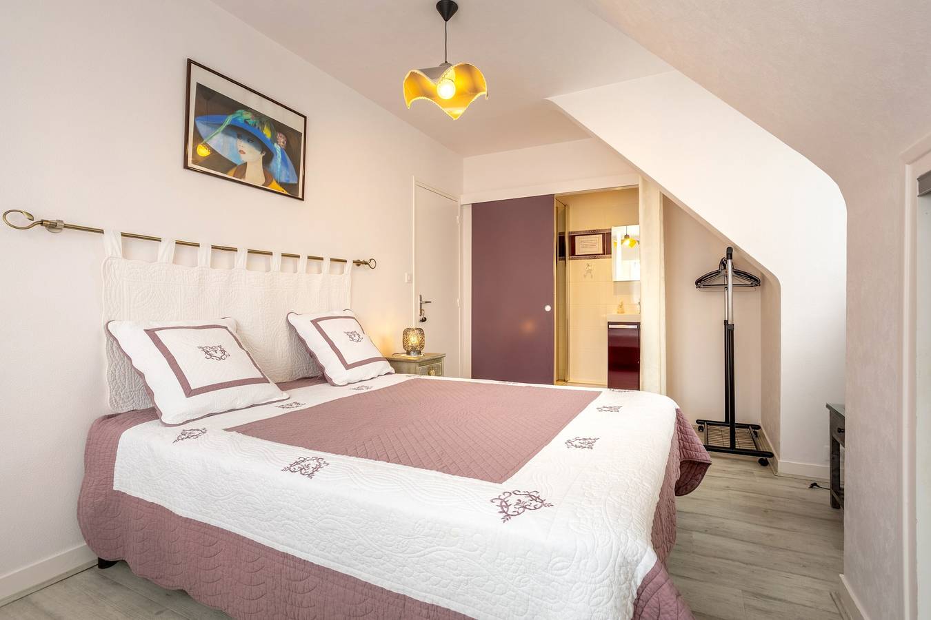 Chambre d’hôtes « Chez Coco - Chambre Prune » avec jardin commun et Wi-Fi in Trégunc, Côte de Cornouaille
