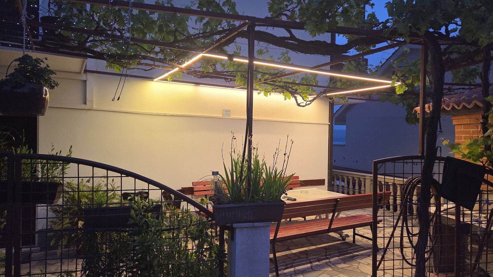 Ganze Wohnung, 2-Zimmer-Ferienwohnung mit Terrasse und Meerblick Duce, Omis A-24975-c in Dugi Rat, Split-Dalmatien