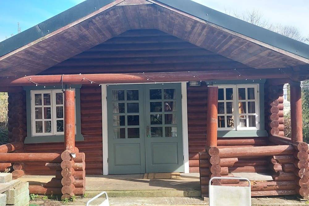 Small rustic log cabin, centrally located on the Isle of Skye. in Highlands